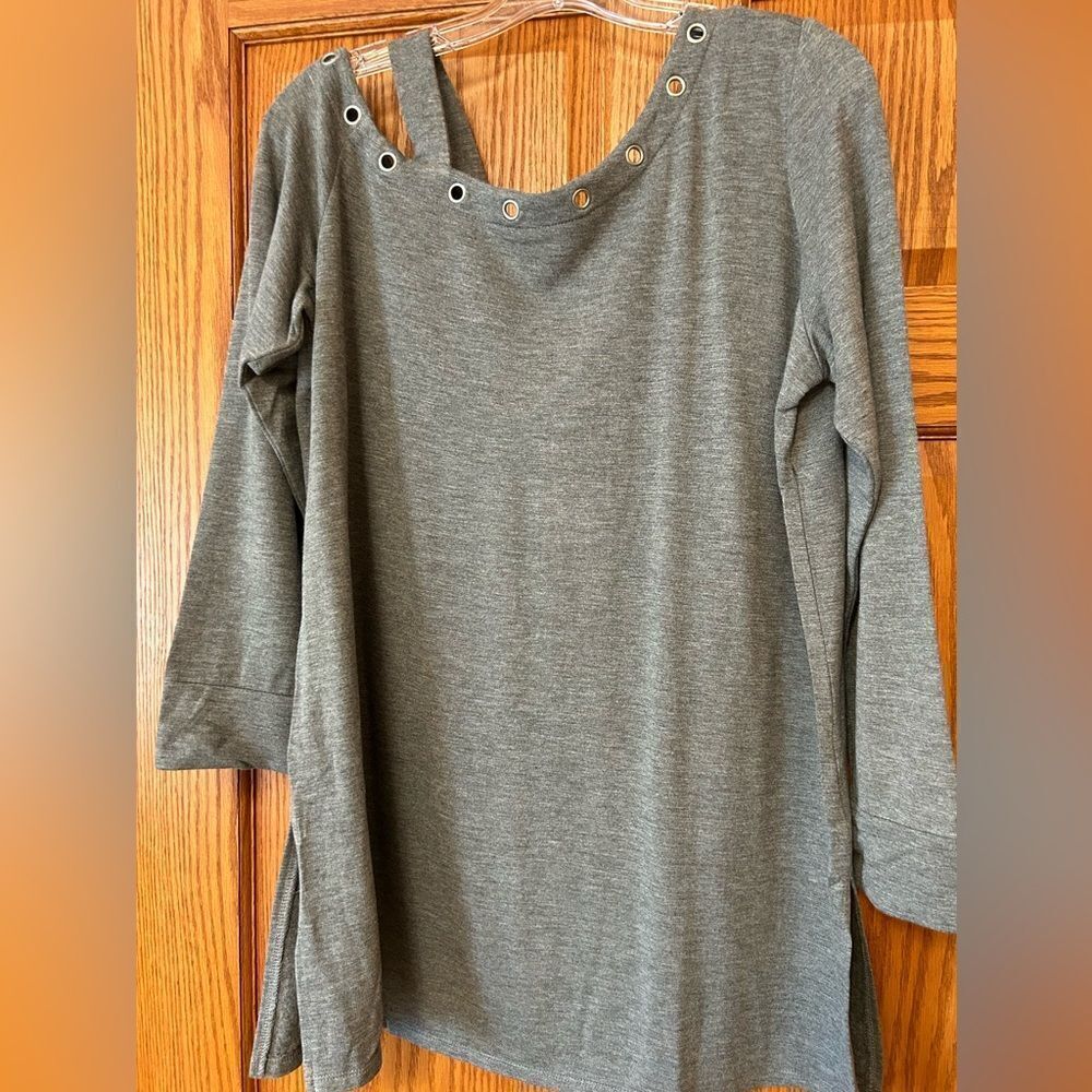 Roaman’s size 12 NWT gray sweatshirt grommet embellished long sleeve